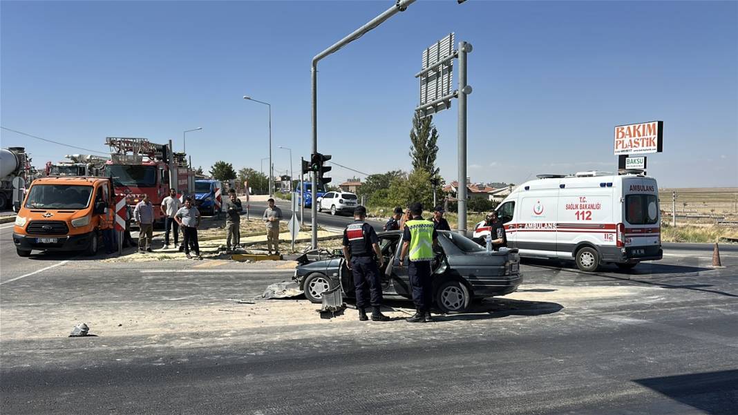 Konya-Aksaray yolunda kaza! Vince çarptı, 3 yaralı 4